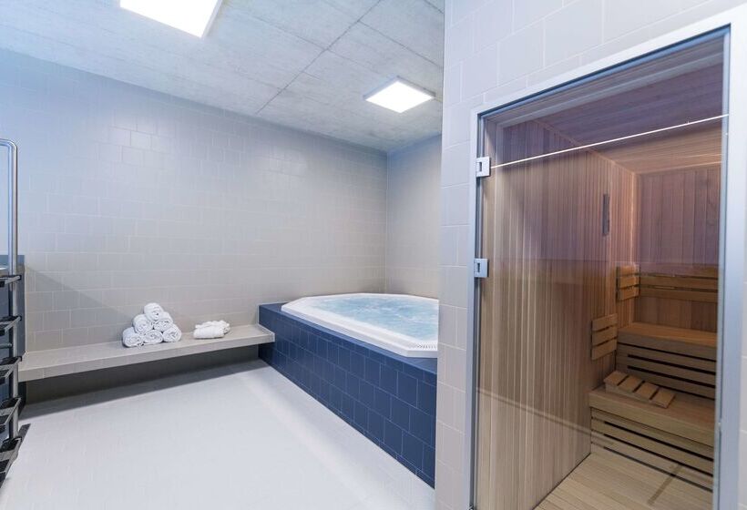 هتل NH Collection Prague