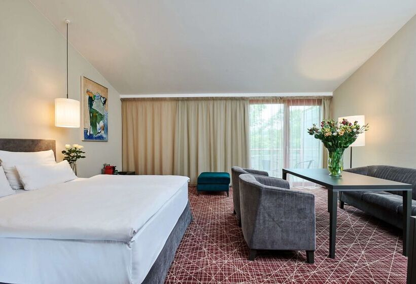 هتل NH Collection Prague