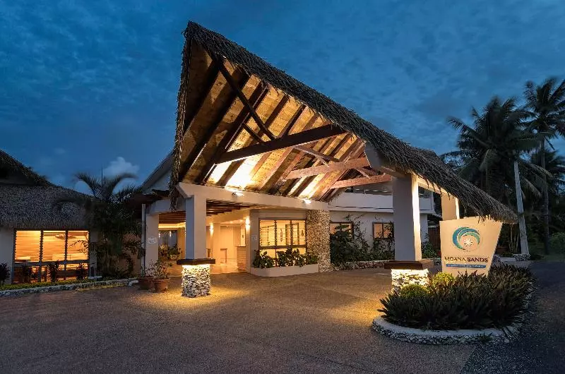Moana Sands Beachfront Hotel & Villas