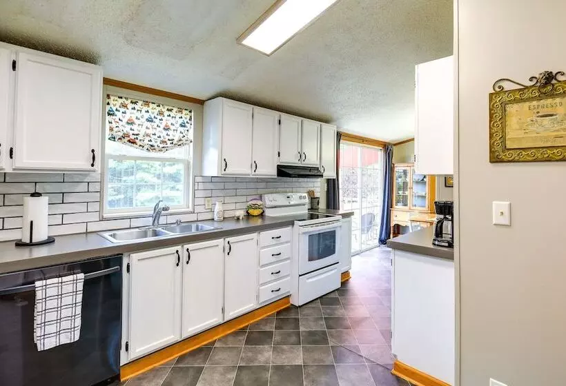 Near Blue Ridge Parkway: Ennice Home W/ Fire Pit