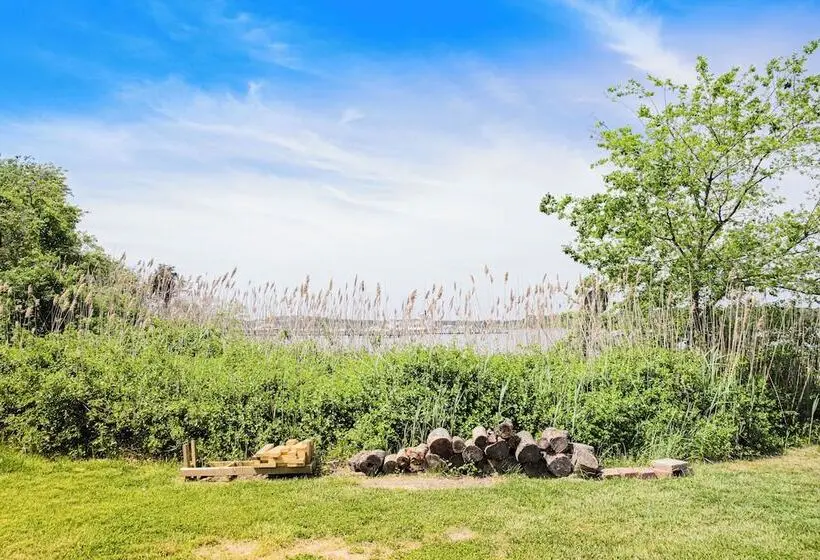 Bay Views & Fire Pit: Taylors Island Retreat