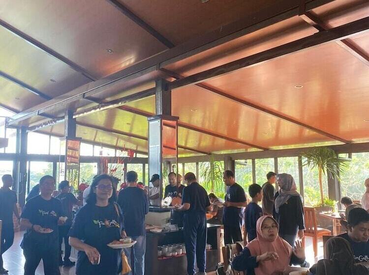 فندق Bess Resort And Waterpark Lawang