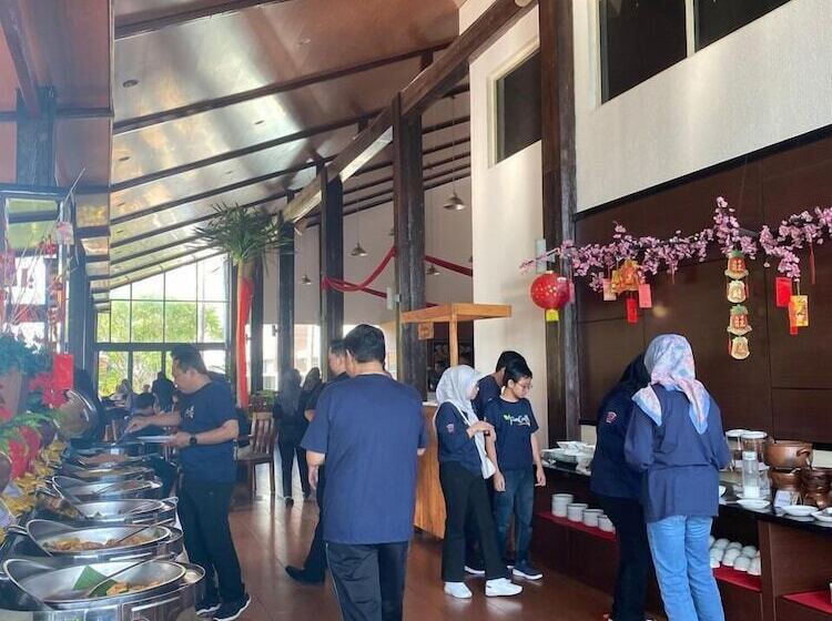 فندق Bess Resort And Waterpark Lawang