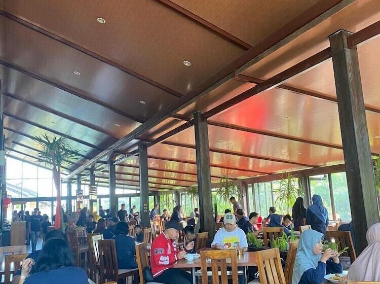 فندق Bess Resort And Waterpark Lawang