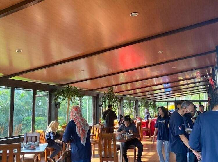 فندق Bess Resort And Waterpark Lawang