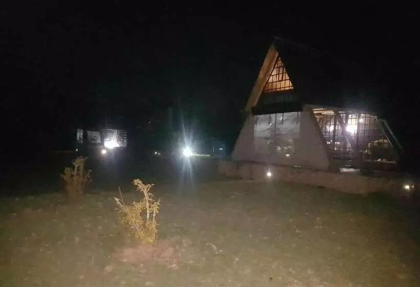 هتل Samawati Lakeside Cottages