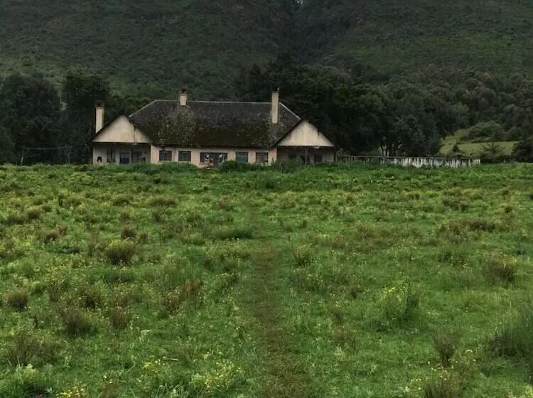 هتل Samawati Lakeside Cottages