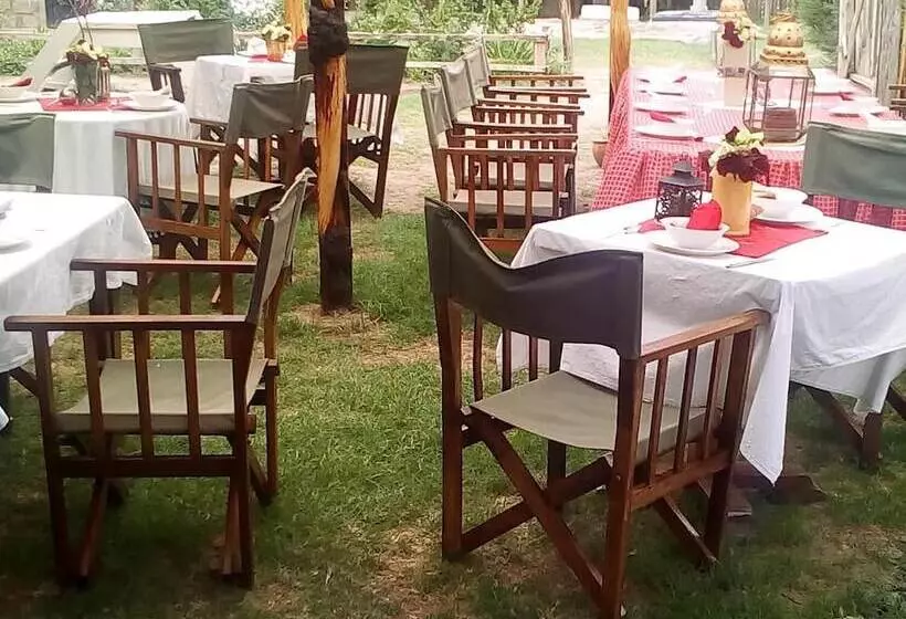 هتل Samawati Lakeside Cottages