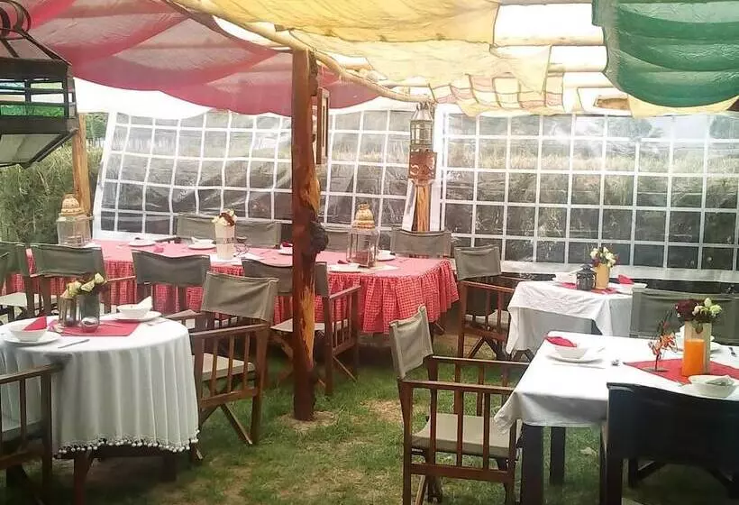 هتل Samawati Lakeside Cottages