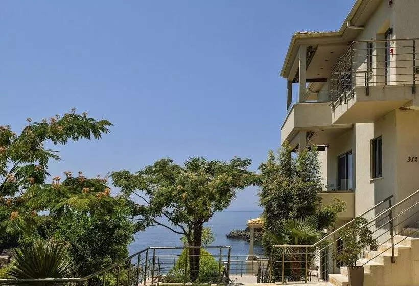 Hotelli Prima Vista Beachfront Boutique