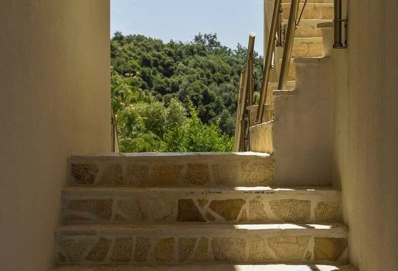 Hotelli Prima Vista Beachfront Boutique