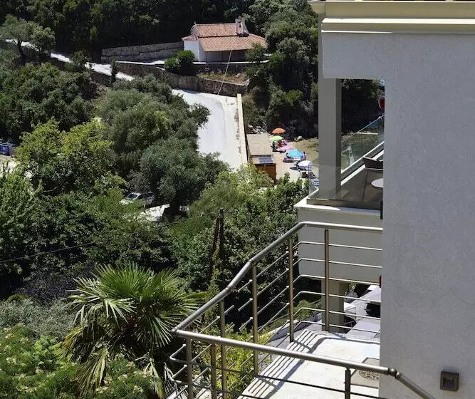 Hotelli Prima Vista Beachfront Boutique