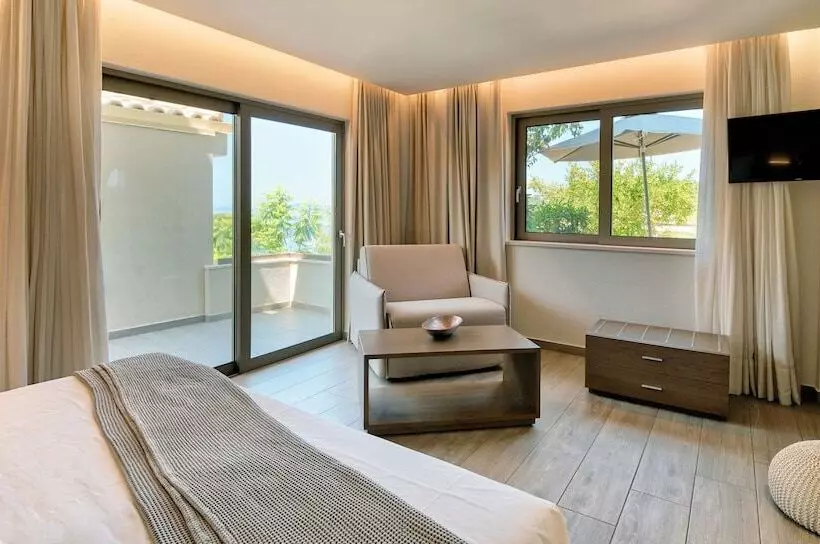 Hotelli Prima Vista Beachfront Boutique