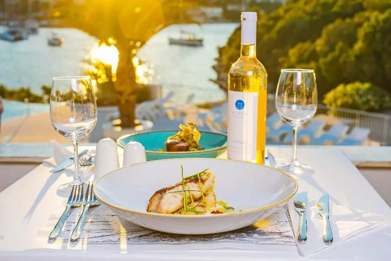 リゾートホテル Aminess Port 9 Hotel & Residence