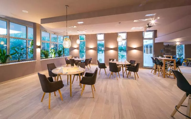 リゾートホテル Aminess Port 9 Hotel & Residence