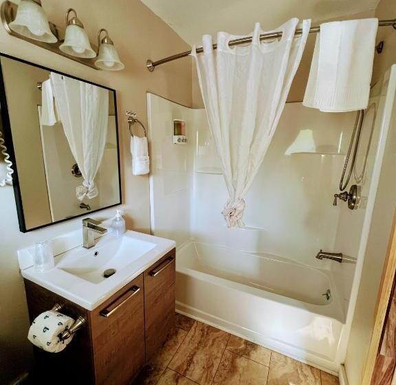 Eden Village Motel And Cottages