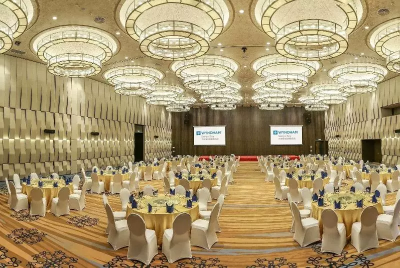 ホテル Ramada Plaza By Wyndham Sanya Bay