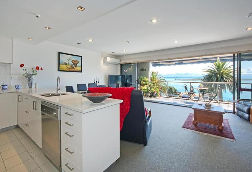 בית מלון כפרי Waterfront Apartments Nelson