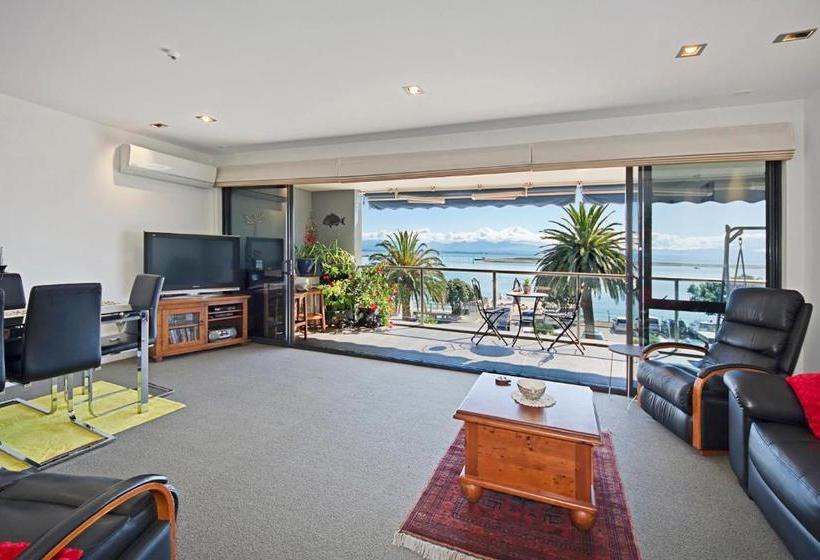 בית מלון כפרי Waterfront Apartments Nelson