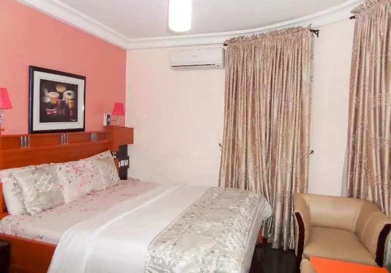 Britannia Hotel & Suites