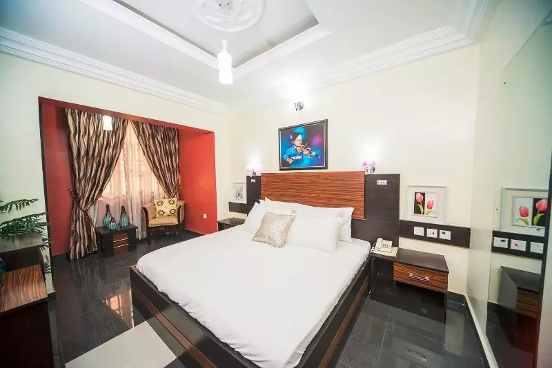 Britannia Hotel & Suites