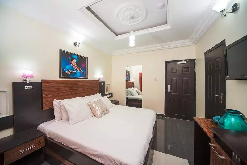 Britannia Hotel & Suites