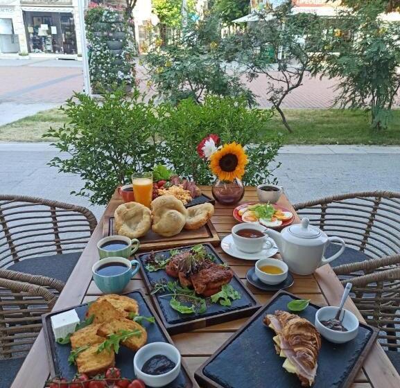 هتل Caro Apartments & Rooms