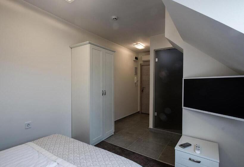 هتل Caro Apartments & Rooms