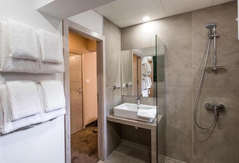 هتل Caro Apartments & Rooms