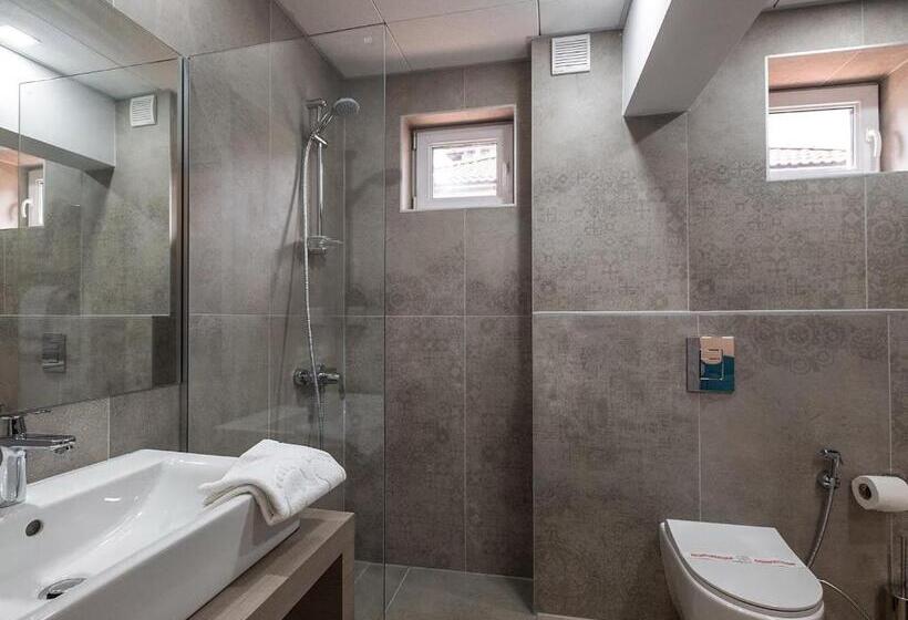 هتل Caro Apartments & Rooms