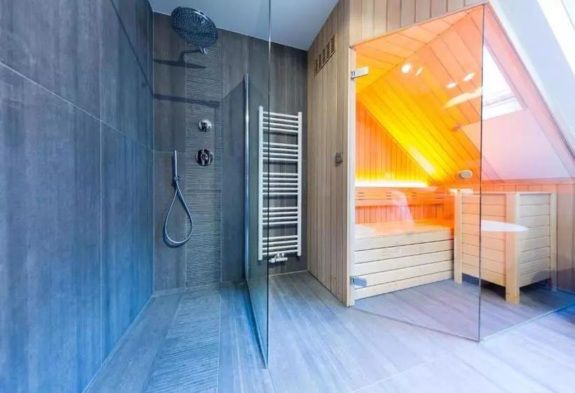 هتل Secret Suites Brussels Royal