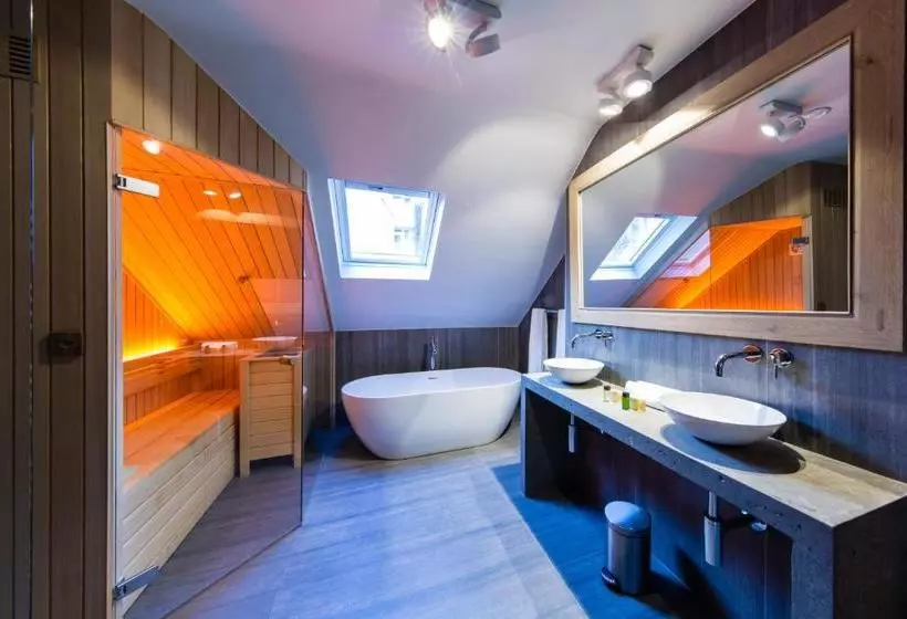 هتل Secret Suites Brussels Royal