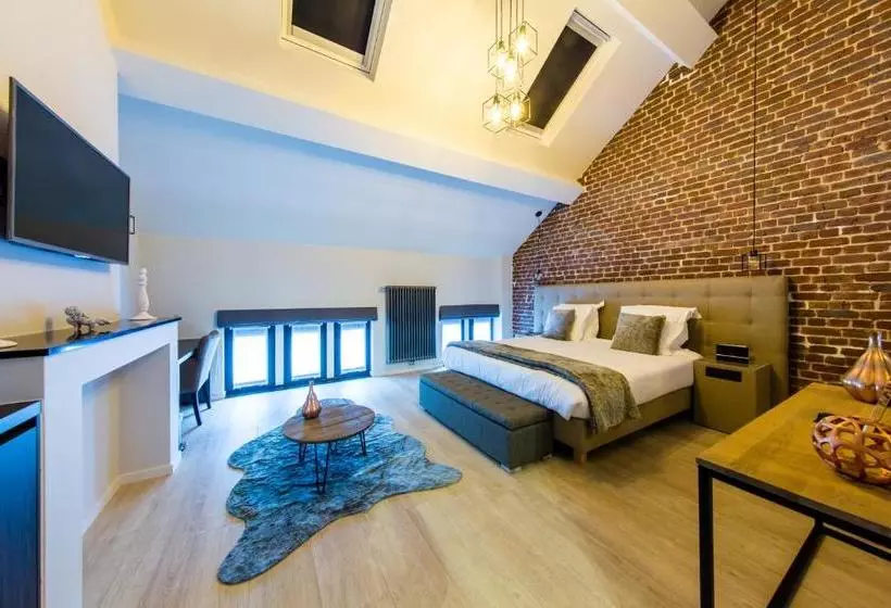 هتل Secret Suites Brussels Royal