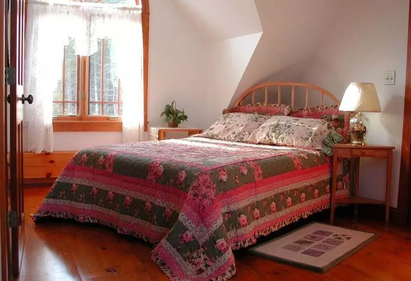 هتل Three Pines Bed And Breakfast
