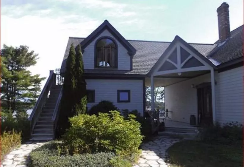 هتل Three Pines Bed And Breakfast