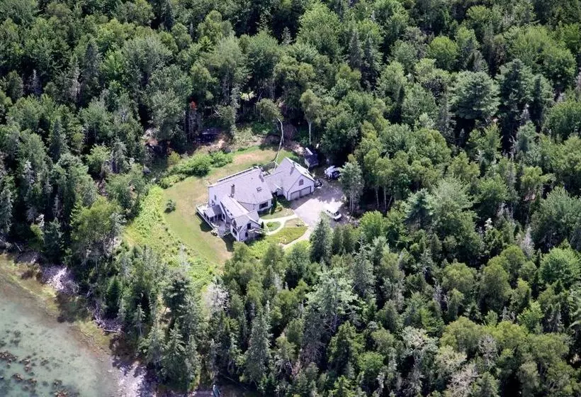 هتل Three Pines Bed And Breakfast