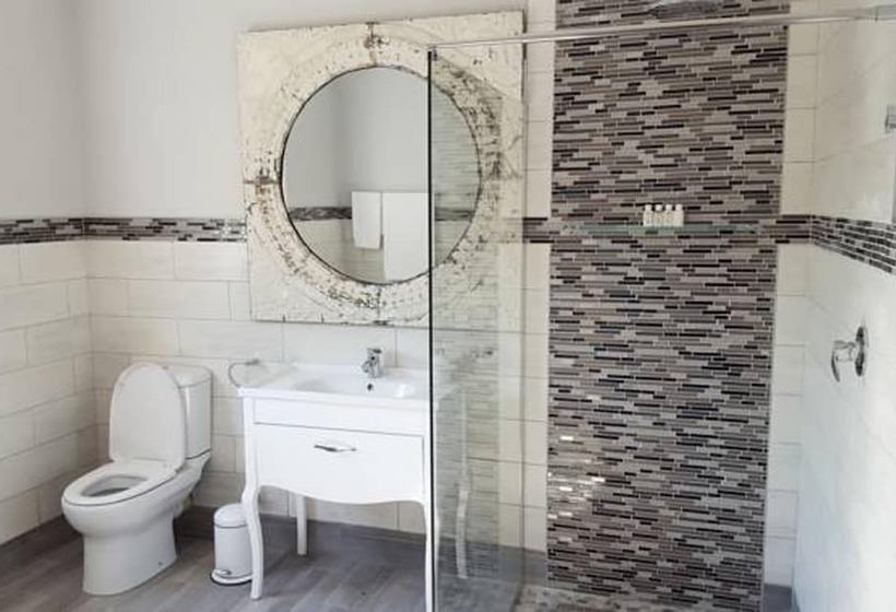 هتل Waterside Cottages