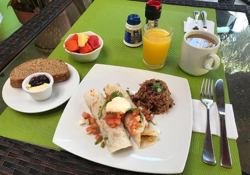 هتل Tamarindo Village