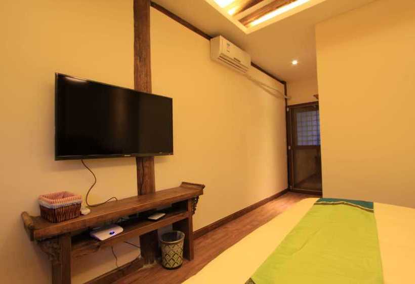 فندق Village Green Inn