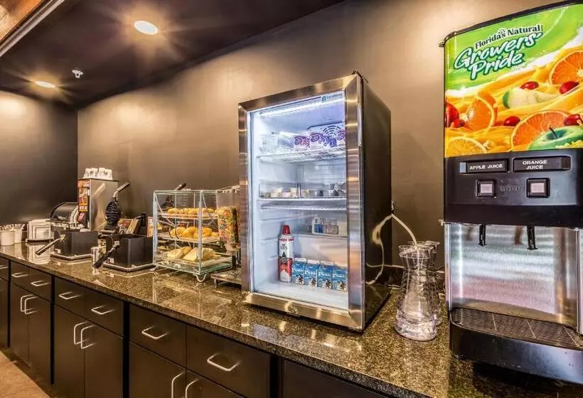 Cobblestone Hotel & Suites Hartford