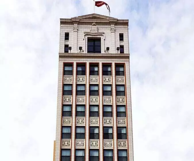 The Siren Hotel, An Ash