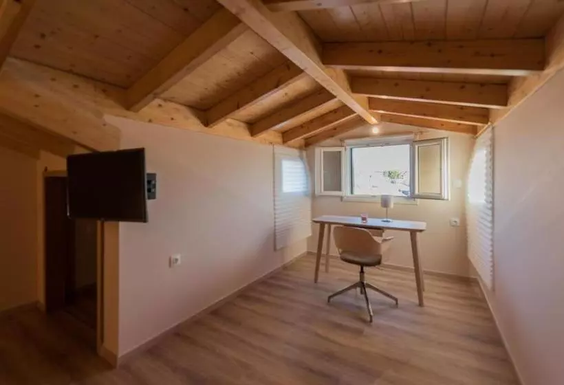هتل Loc Hospitality "corfu Port Suites Mantouki"