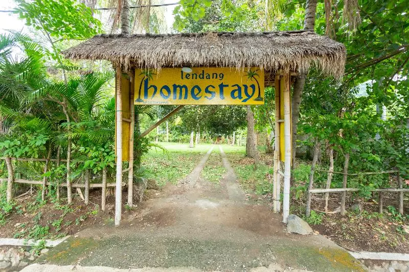 ホテル Spot On 1879 Lendang Homestay