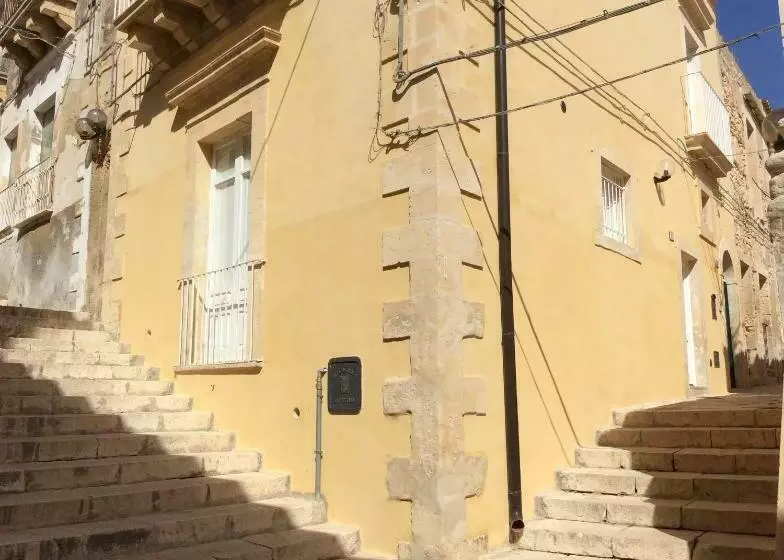 هتل Casa Camelia