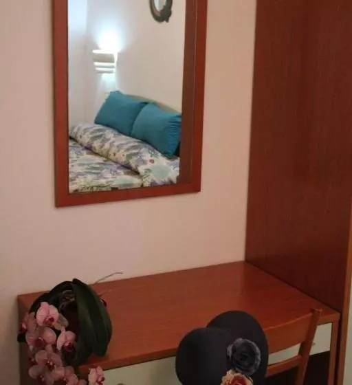 هتل Graceland Rooms And Suites