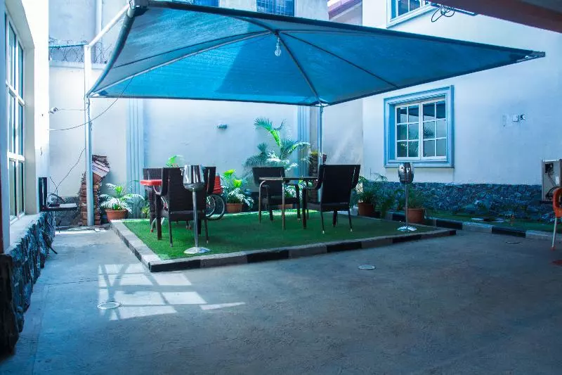 Hotel 100%  & Suites