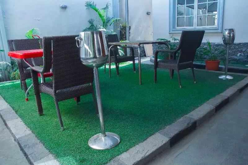 Hotel 100%  & Suites