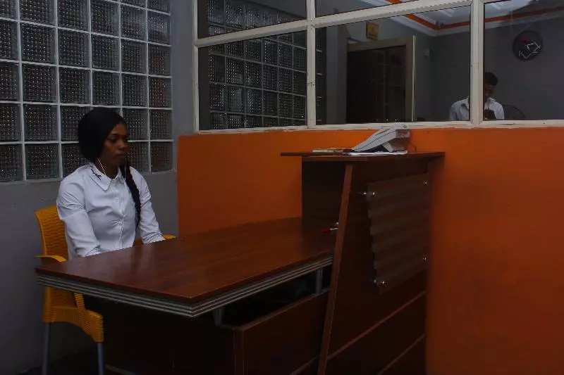 Hotel 100%  & Suites