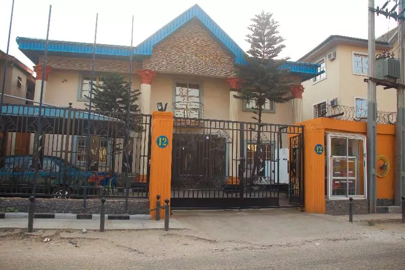 Hotel 100%  & Suites