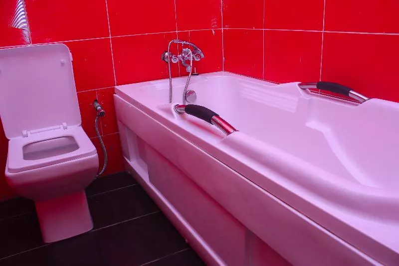 Hotel 100%  & Suites